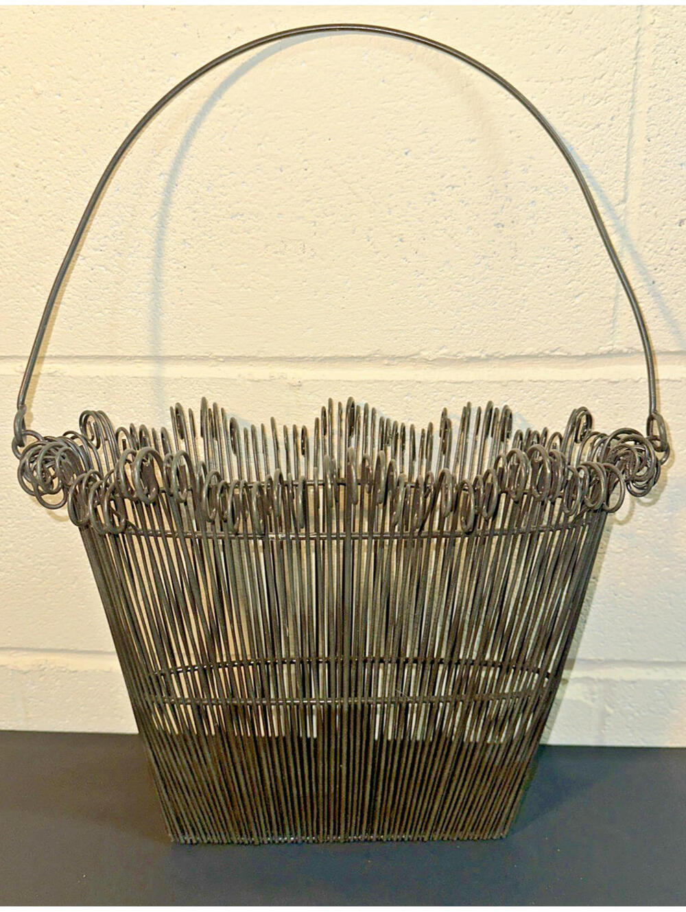 Southern Living Metal twirly Wire Iron Wall Pocket garden fence Basket w/handle